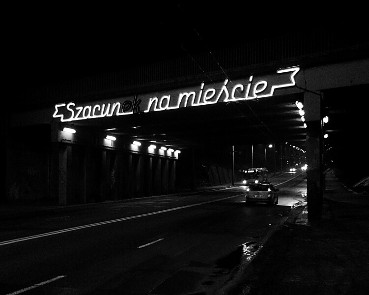 Murale-Bronowic-neon Szacun na mieście