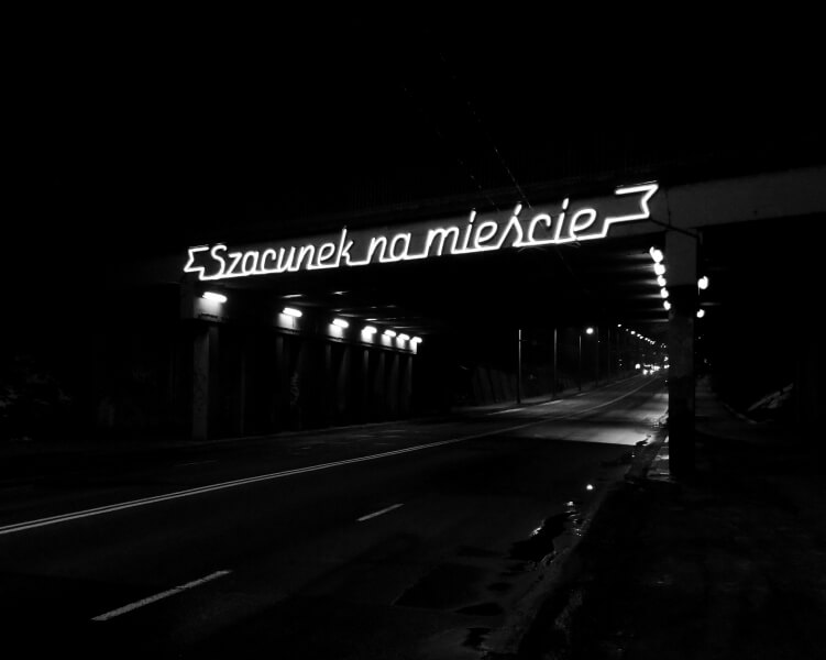 Murale-Bronowic-neon Szacunek na mieście