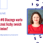 Grafika. Na zdjęciu kobieta w czerwonej bluzce, portret do ramion. Tekst: Dlaczego warto znać liczby swoich imion? live #piątekznumerami