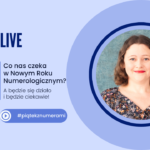 Zapowiedź live: Co nas czeka w Nowym Roku Numerologicznym? Uśmiechnięta kobieta na jasnoniebieskim tle, gotowa do rozmowy o nadchodzącym roku numerologicznym. Hashtag #piąteknzumerami zachęca do dołączenia do transmisji na żywo.