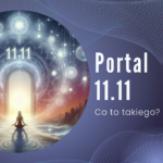 Ilustracja przedstawiająca mistyczny portal 11.11. W centralnej części znajduje się kobieta w pozycji medytacyjnej, siedząca przed świetlistymi drzwiami, które symbolizują połączenie świata duchowego i fizycznego. Wokół portalu unoszą się symboliczne liczby i geometryczne wzory, tworząc aurę spokoju i duchowego przebudzenia. Po prawej stronie napis: „Portal 11.11 - Co to takiego?