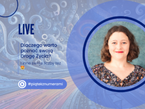 Grafika zapowiadająca live z cyklu Piątek z Numerami, zatytułowany „Dlaczego warto poznać swoją Drogę Życia i inne swoje liczby też”. Na tle pełnym numerologicznych wzorów i cyfr widnieje zdjęcie kobiety z uśmiechem, na niebieskim tle. Hashtag #piątekznumerami umieszczony na dole grafiki.