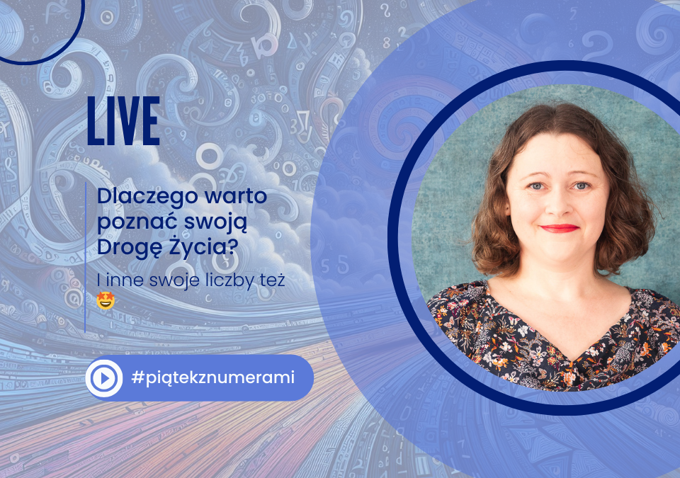 Grafika zapowiadająca live z cyklu Piątek z Numerami, zatytułowany „Dlaczego warto poznać swoją Drogę Życia i inne swoje liczby też”. Na tle pełnym numerologicznych wzorów i cyfr widnieje zdjęcie kobiety z uśmiechem, na niebieskim tle. Hashtag #piątekznumerami umieszczony na dole grafiki.