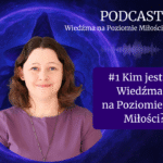 Grafika podcastu - Kim jest Wiedźma na Poziomie miłości. Na grafice znajduje się autorka Agata Kulińska. W tle kula energii i kapelusz wiedźmy.