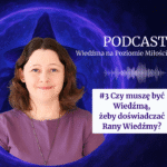 Okładka artykułu z linkami do odcinka podcastu Wiedźma na Poziomie Miłości pt. Czy muszę być Wiedźmą, żeby doświadczać Rany Wiedźmy? Na grafice powyższy tekst oraz portret autorki Agaty Kulińskiej. Grantowe tło, szklana kula i kapelusz wiedźmy w tle