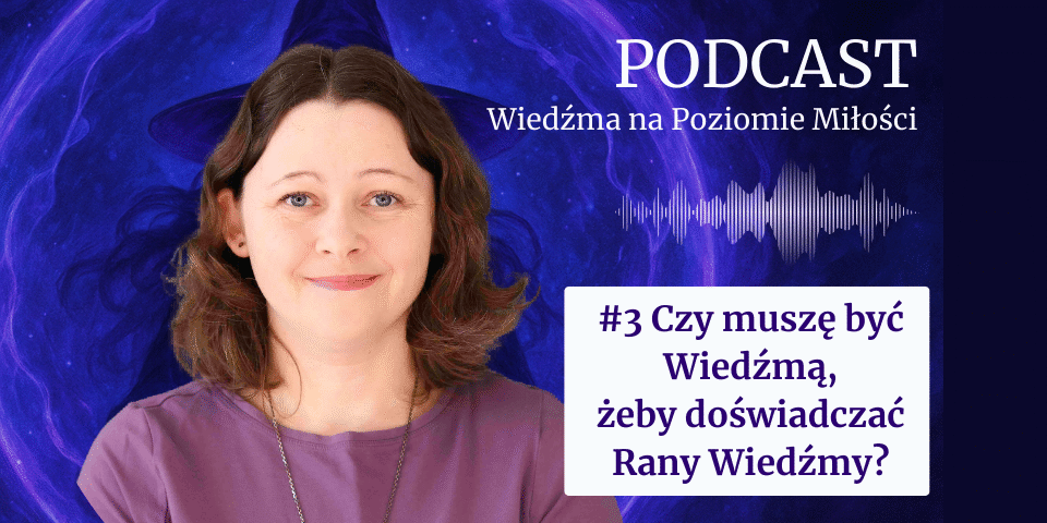 Okładka artykułu z linkami do odcinka podcastu Wiedźma na Poziomie Miłości pt. Czy muszę być Wiedźmą, żeby doświadczać Rany Wiedźmy? Na grafice powyższy tekst oraz portret autorki Agaty Kulińskiej. Grantowe tło, szklana kula i kapelusz wiedźmy w tle