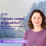 Grafika - okładka wpisu - Piątek z numerami, co nas czeka w grudniu? Prognoza numerologiczna i przesłanie z kart Na grafice autorka Agata Kulińska. W tle zimowy pejzaż