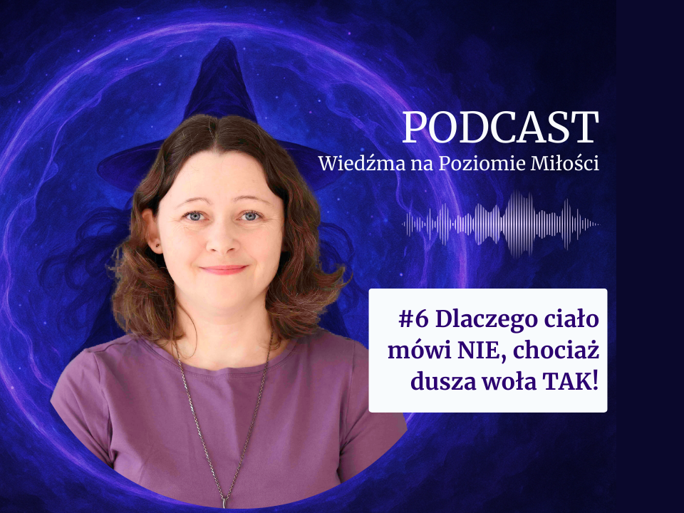 Grafika promująca szósty odcinek podcastu "Wiedźma na Poziomie Miłości". Na zdjęciu znajduje się uśmiechnięta kobieta w fioletowej koszulce, a obok niej biały tekst na ciemnym tle: "#6 Dlaczego ciało mówi NIE, chociaż dusza woła TAK!". Powyżej widnieje napis "PODCAST" i tytuł audycji oraz ikona fali dźwiękowej. Tło stanowi mroczna, fioletowa ilustracja z zarysem wiedźmy i magicznym okręgiem.