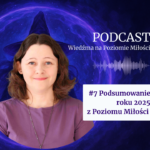 Grafika promująca 7. odcinek podcastu „Wiedźma na Poziomie Miłości”. Na fioletowym, mistycznym tle z motywem świetlistego okręgu i sylwetką postaci w kapeluszu czarownicy, znajduje się zdjęcie uśmiechniętej kobiety o brązowych włosach, ubranej w fioletową koszulkę. Po prawej stronie widnieje biały napis „PODCAST Wiedźma na Poziomie Miłości” oraz ikona fali dźwiękowej. Poniżej, w białej ramce, znajduje się tekst: „#7 Podsumowanie roku 2025 z Poziomu Miłości”.