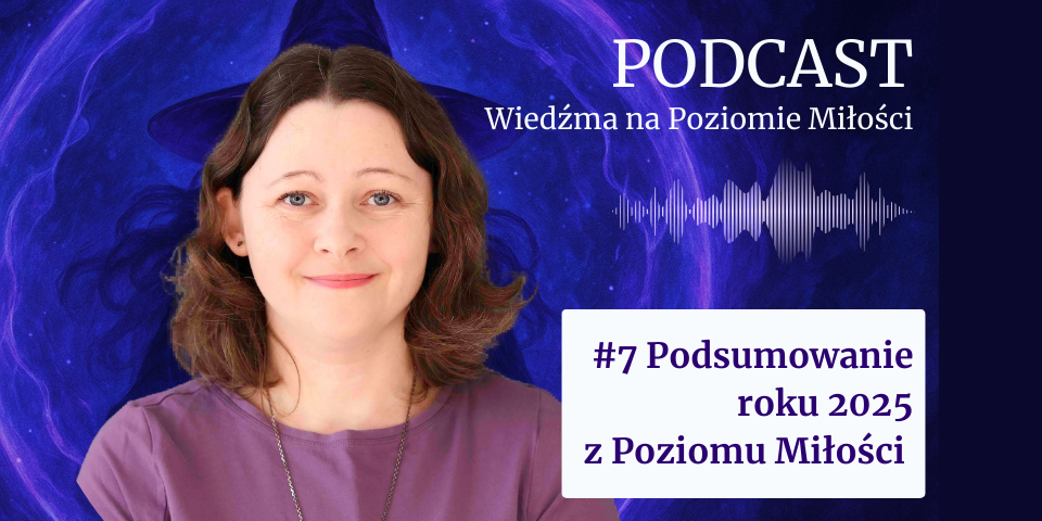 Grafika promująca 7. odcinek podcastu „Wiedźma na Poziomie Miłości”. Na fioletowym, mistycznym tle z motywem świetlistego okręgu i sylwetką postaci w kapeluszu czarownicy, znajduje się zdjęcie uśmiechniętej kobiety o brązowych włosach, ubranej w fioletową koszulkę. Po prawej stronie widnieje biały napis „PODCAST Wiedźma na Poziomie Miłości” oraz ikona fali dźwiękowej. Poniżej, w białej ramce, znajduje się tekst: „#7 Podsumowanie roku 2025 z Poziomu Miłości”.