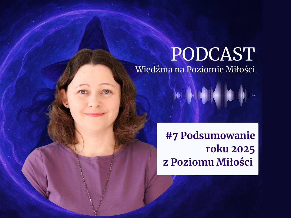 Grafika promująca 7. odcinek podcastu „Wiedźma na Poziomie Miłości”. Na fioletowym, mistycznym tle z motywem świetlistego okręgu i sylwetką postaci w kapeluszu czarownicy, znajduje się zdjęcie uśmiechniętej kobiety o brązowych włosach, ubranej w fioletową koszulkę. Po prawej stronie widnieje biały napis „PODCAST Wiedźma na Poziomie Miłości” oraz ikona fali dźwiękowej. Poniżej, w białej ramce, znajduje się tekst: „#7 Podsumowanie roku 2025 z Poziomu Miłości”.