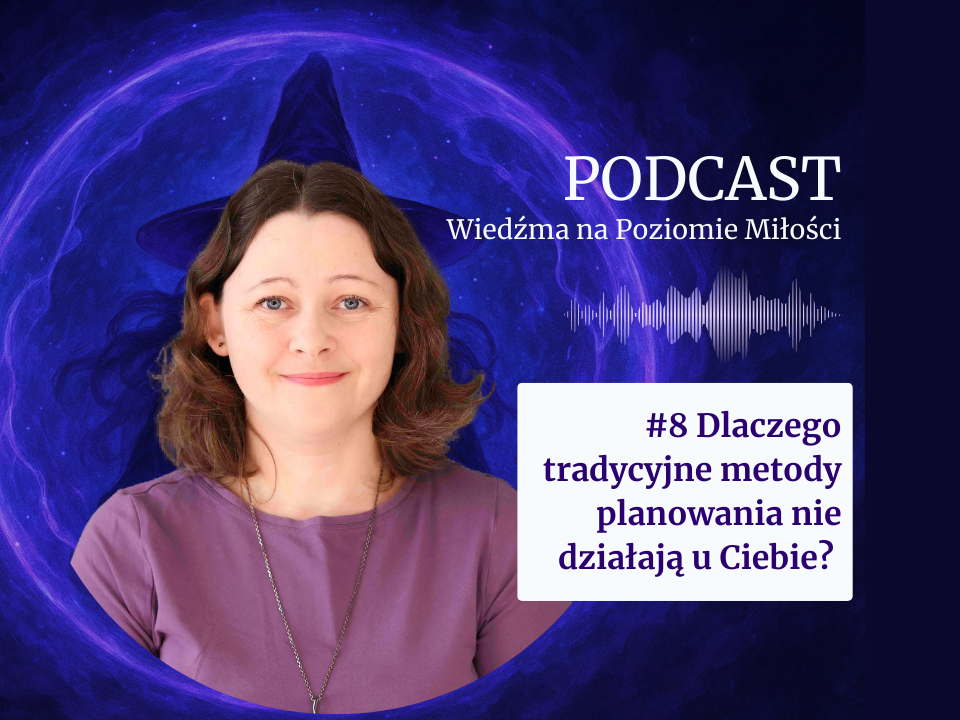 Grafika promująca 8. odcinek podcastu „Wiedźma na Poziomie Miłości”. Po lewej stronie znajduje się uśmiechnięta kobieta w fioletowej koszulce, przedstawiona na tle fioletowej, mistycznej aury z zarysem kapelusza Wiedźmy. Po prawej stronie widnieje napis „PODCAST Wiedźma na Poziomie Miłości”, symbol fali dźwiękowej oraz biała plansza z tytułem: „#8 Dlaczego tradycyjne metody planowania nie działają u Ciebie?”