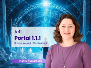 Grafika promująca odcinek podcastu "Piątek z Numerami" numer 41. Po lewej stronie na białym tle widnieje fioletowy napis: "#41 Portal 1.1.1 Brama Inicjacji i Manifestacji", a poniżej na fioletowym pasku: "PIĄTEK Z NUMERAMI". Po prawej stronie znajduje się uśmiechnięta Agata Kulińska w fioletowej bluzce. Tło stanowi mistyczna, promieniująca niebieskim światłem brama z geometrycznymi, magicznymi wzorami.