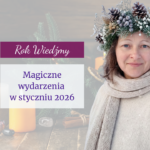 Uśmiechnięta kobieta w zimowym wieńcu z szyszek i igliwia, ubrana w kremowy sweter i szal. Na grafice napisy: „Rok Wiedźmy” oraz „Magiczne wydarzenia w styczniu 2026”. W tle płonące świece, kryształy i laski cynamonu.