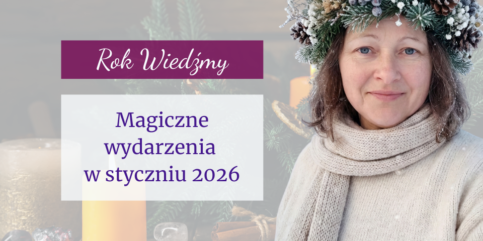 Uśmiechnięta kobieta w zimowym wieńcu z szyszek i igliwia, ubrana w kremowy sweter i szal. Na grafice napisy: „Rok Wiedźmy” oraz „Magiczne wydarzenia w styczniu 2026”. W tle płonące świece, kryształy i laski cynamonu.