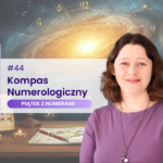 Agata Kulińska na tle kosmicznej mapy nieba i liczb, zapowiadająca 44. odcinek podcastu „Piątek z numerami” pod tytułem „Kompas Numerologiczny”. Na biurku widoczny kalendarz i akcesoria numerologiczne.