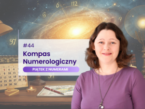 Agata Kulińska na tle kosmicznej mapy nieba i liczb, zapowiadająca 44. odcinek podcastu „Piątek z numerami” pod tytułem „Kompas Numerologiczny”. Na biurku widoczny kalendarz i akcesoria numerologiczne.