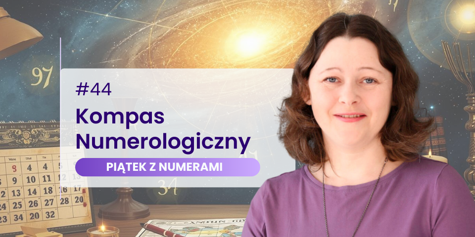 Agata Kulińska na tle kosmicznej mapy nieba i liczb, zapowiadająca 44. odcinek podcastu „Piątek z numerami” pod tytułem „Kompas Numerologiczny”. Na biurku widoczny kalendarz i akcesoria numerologiczne.