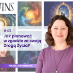 Grafika promująca cykl „Piątek z numerami”. Po prawej stronie widoczna uśmiechnięta kobieta w fioletowej bluzce z naszyjnikiem, na tle symbolicznej, świetlistej aureoli. Po lewej kolaż ilustracji o kosmiczno-energetycznym charakterze oraz tekst: „#43 Jak planować w zgodzie ze swoją Drogą Życia?”. U góry napis „TRANS”. Całość utrzymana w spokojnej, duchowej estetyce.