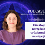 Grafika promująca mój podcast Wiedźma na Poziomie Miłości. Na fioletowym, mistycznym tle z wirującą energią i sylwetką kapelusza Wiedźmy widzisz moje zdjęcie – uśmiechniętą Agatę Kulińską. Obok znajduje się napis: „Podcast Wiedźma na Poziomie Miłości” oraz wyraźny tytuł 10. odcinka: „Moje narzędzia codziennej nawigacji” wraz z symbolem fali dźwiękowej.