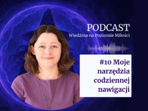 Grafika promująca mój podcast Wiedźma na Poziomie Miłości. Na fioletowym, mistycznym tle z wirującą energią i sylwetką kapelusza Wiedźmy widzisz moje zdjęcie – uśmiechniętą Agatę Kulińską. Obok znajduje się napis: „Podcast Wiedźma na Poziomie Miłości” oraz wyraźny tytuł 10. odcinka: „Moje narzędzia codziennej nawigacji” wraz z symbolem fali dźwiękowej.