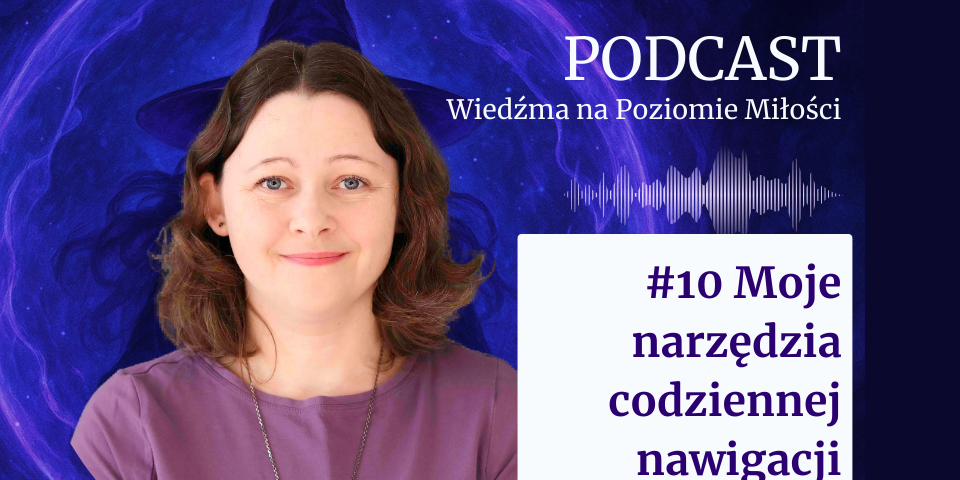 Grafika promująca mój podcast Wiedźma na Poziomie Miłości. Na fioletowym, mistycznym tle z wirującą energią i sylwetką kapelusza Wiedźmy widzisz moje zdjęcie – uśmiechniętą Agatę Kulińską. Obok znajduje się napis: „Podcast Wiedźma na Poziomie Miłości” oraz wyraźny tytuł 10. odcinka: „Moje narzędzia codziennej nawigacji” wraz z symbolem fali dźwiękowej.