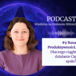 Agata Kulińska na grafice promującej podcast Wiedźma na Poziomie Miłości. Odcinek numer 9 pod tytułem: Rana Produktywności. Dlaczego ciągłe działanie Cię spala? Na tle widoczny fioletowy krąg z symbolem wiedźmy w kapeluszu oraz fala dźwiękowa podcastu.