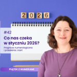 Grafika promująca 42. odcinek serii "Piątek z numerami". Na fioletowym tle widoczna jest uśmiechnięta kobieta oraz notatnik z napisem: "#42 Co nas czeka w styczniu 2026? Prognoza numerologiczna i przesłanie z kart". Nad notatnikiem znajdują się drewniane klocki z rokiem 2026.