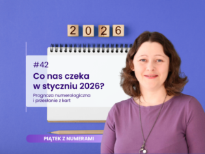 Grafika promująca 42. odcinek serii "Piątek z numerami". Na fioletowym tle widoczna jest uśmiechnięta kobieta oraz notatnik z napisem: "#42 Co nas czeka w styczniu 2026? Prognoza numerologiczna i przesłanie z kart". Nad notatnikiem znajdują się drewniane klocki z rokiem 2026.