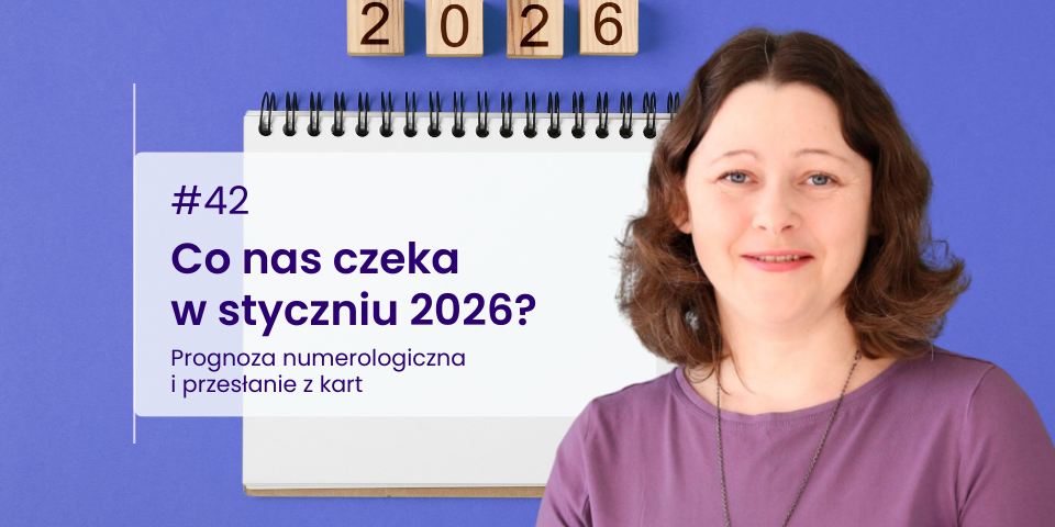 Grafika promująca 42. odcinek serii "Piątek z numerami". Na fioletowym tle widoczna jest uśmiechnięta kobieta oraz notatnik z napisem: "#42 Co nas czeka w styczniu 2026? Prognoza numerologiczna i przesłanie z kart". Nad notatnikiem znajdują się drewniane klocki z rokiem 2026.