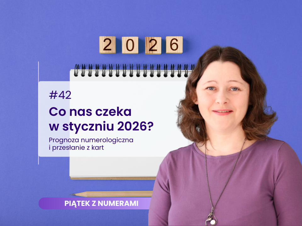 Grafika promująca 42. odcinek serii "Piątek z numerami". Na fioletowym tle widoczna jest uśmiechnięta kobieta oraz notatnik z napisem: "#42 Co nas czeka w styczniu 2026? Prognoza numerologiczna i przesłanie z kart". Nad notatnikiem znajdują się drewniane klocki z rokiem 2026.