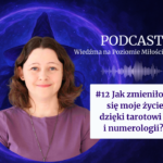 Agata Kulińska – okładka podcastu Wiedźma na Poziomie Miłości odcinek 12 pt. „Jak zmieniło się moje życie dzięki tarotowi i numerologii?”. Na fioletowym tle z motywem gwiezdnej mandali widoczna jest uśmiechnięta autorka oraz napis informujący o tytule odcinka.