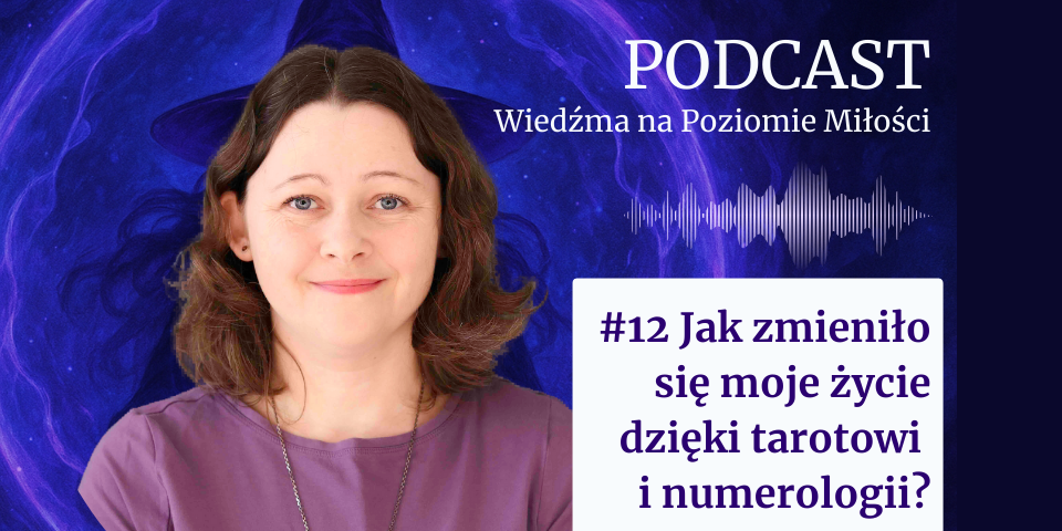 Agata Kulińska – okładka podcastu Wiedźma na Poziomie Miłości odcinek 12 pt. „Jak zmieniło się moje życie dzięki tarotowi i numerologii?”. Na fioletowym tle z motywem gwiezdnej mandali widoczna jest uśmiechnięta autorka oraz napis informujący o tytule odcinka.