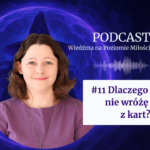 Zdjęcie uśmiechniętej Agaty Kulińskiej na ciemnofioletowym tle z motywem gwiezdnej mgławicy i zarysem kapelusza wiedźmy w tle. Po prawej stronie widnieje napis „PODCAST Wiedźma na Poziomie Miłości” oraz biała ramka z fioletowym tekstem: „#11 Dlaczego nie wróżę z kart?”. Obok napisu znajduje się graficzna ikona fali dźwiękowej.