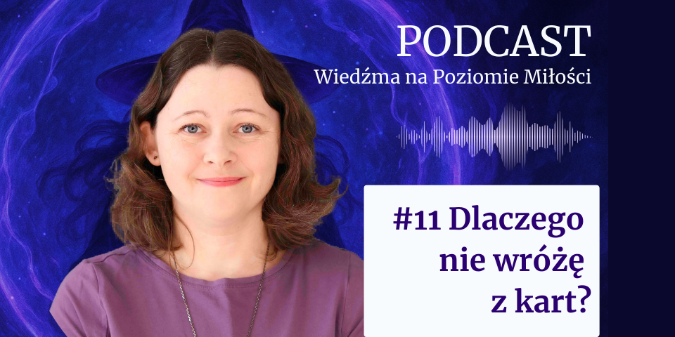 Zdjęcie uśmiechniętej Agaty Kulińskiej na ciemnofioletowym tle z motywem gwiezdnej mgławicy i zarysem kapelusza wiedźmy w tle. Po prawej stronie widnieje napis „PODCAST Wiedźma na Poziomie Miłości” oraz biała ramka z fioletowym tekstem: „#11 Dlaczego nie wróżę z kart?”. Obok napisu znajduje się graficzna ikona fali dźwiękowej.