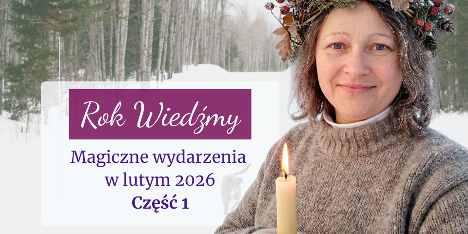 Agata Kulińska w zimowej scenerii, ubrana w ciepły sweter i rękawiczki, trzymająca zapaloną świecę. Na głowie ma naturalny wianek z igliwia i szyszek. Obok znajduje się napis: „Rok Wiedźmy. Magiczne wydarzenia w lutym 2026”.