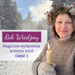 Agata Kulińska w zimowej scenerii lasu, ubrana w ciepły sweter i białe rękawiczki, trzyma w dłoni zapaloną świecę. Na głowie ma wieniec z gałązek iglastych, szyszek i owoców dzikiej róży. Po lewej stronie znajduje się plansza z napisem: „Rok Wiedźmy. Magiczne wydarzenia w lutym 2026. Część 2”. Całość utrzymana w jasnej, zimowej kolorystyce z fioletowymi akcentami.