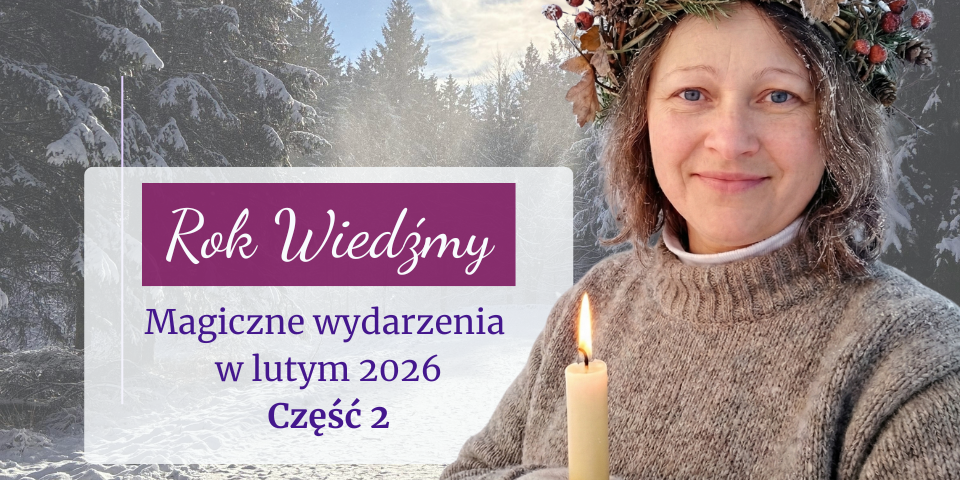 Agata Kulińska w zimowej scenerii lasu, ubrana w ciepły sweter i białe rękawiczki, trzyma w dłoni zapaloną świecę. Na głowie ma wieniec z gałązek iglastych, szyszek i owoców dzikiej róży. Po lewej stronie znajduje się plansza z napisem: „Rok Wiedźmy. Magiczne wydarzenia w lutym 2026. Część 2”. Całość utrzymana w jasnej, zimowej kolorystyce z fioletowymi akcentami.