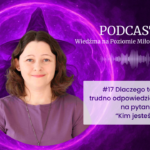 Grafika okładki podcastu z portretem uśmiechniętej kobiety o średniej długości brązowych włosach, w fioletowej koszulce i koralikowym naszyjniku. Kobieta znajduje się centralnie, wewnątrz dużego, świecącego fioletowego kręgu energetycznego na tle fioletowego, kosmicznego tła z sylwetką kapelusza wiedźmy. W prawym górnym rogu znajduje się napis „PODCAST” oraz „Wiedźma na Poziomie Miłości” z grafiką fali dźwiękowej. W prawym dolnym rogu widnieje fioletowa ramka z białym tekstem: #17 Dlaczego tak trudno odpowiedzieć na pytanie “Kim jesteś”?