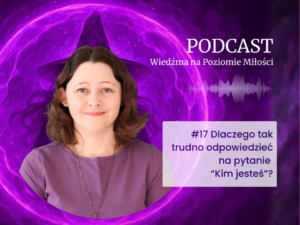 Grafika okładki podcastu z portretem uśmiechniętej kobiety o średniej długości brązowych włosach, w fioletowej koszulce i koralikowym naszyjniku. Kobieta znajduje się centralnie, wewnątrz dużego, świecącego fioletowego kręgu energetycznego na tle fioletowego, kosmicznego tła z sylwetką kapelusza wiedźmy. W prawym górnym rogu znajduje się napis „PODCAST” oraz „Wiedźma na Poziomie Miłości” z grafiką fali dźwiękowej. W prawym dolnym rogu widnieje fioletowa ramka z białym tekstem: #17 Dlaczego tak trudno odpowiedzieć na pytanie “Kim jesteś”?