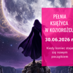 Kobieta stojąca na skale pod ogromnym Księżycem w pełni na tle nocnego nieba i symboli astrologicznych. Grafika ilustrująca pełnię Księżyca w Koziorożcu oraz jej znaczenie astrologiczne i numerologiczne.