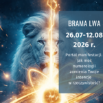 Mistyczna grafika promująca "Bramę Lwa" (26.07-12.08 2026 r.). Przedstawia twarz lwa w kosmosie obok świetlnego portalu i panelu z hasłem: "Portal manifestacji. Jak moc numerologii zamienia Twoje intencje w rzeczywistość?".