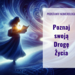 Grafika przedstawia kobietę w długiej sukni z rozwianymi włosami, która stoi tyłem na świetlistej ścieżce pod gwieździstym niebem. W dłoniach trzyma otwartą mapę lub księgę, od której bije jasne światło. Kobieta patrzy w stronę wielkiego, kosmicznego wiru niebiesko-fioletowego światła, który w oddali układa się w kształt serca. Po prawej stronie grafiki znajduje się półprzezroczysty, pionowy biały prostokąt z fioletowym napisem: „PODSTAWY NUMEROLOGII”, a poniżej większą czcionką: „Poznaj swoją Drogę Życia”